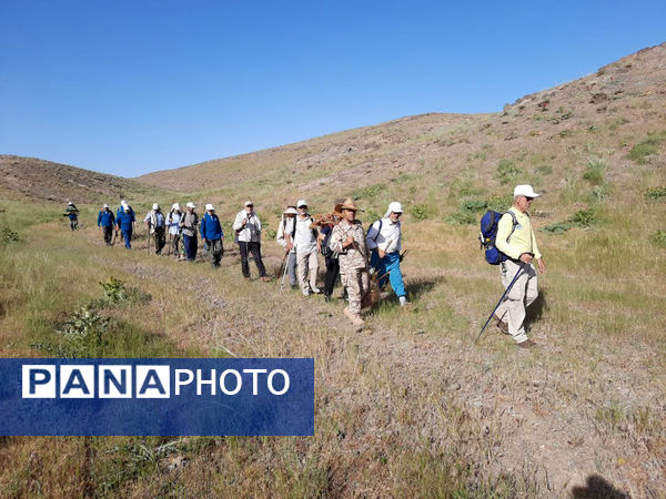 کوه‌پیمایی پیشکسوتان قم در آستانه سالگرد ارتحال حضرت امام(ره)