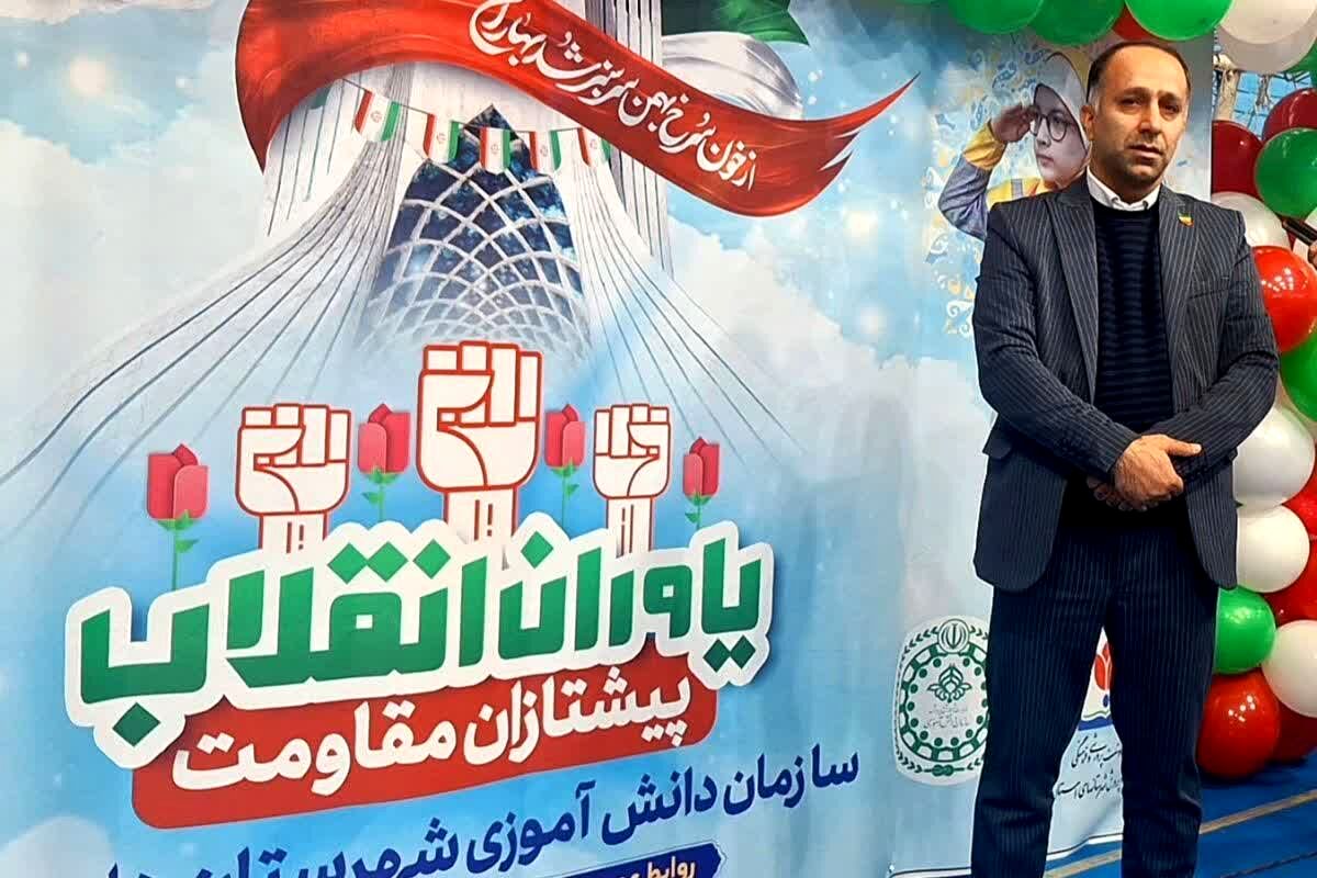۳۰۰ دانش‌آموز ورامینی در همایش یاوران انقلاب حضور یافتند