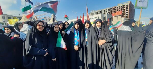 حضور دانش آموزان دبیرستان مهشید مصلی نژاد در راهپیمایی روز دانش آموز 