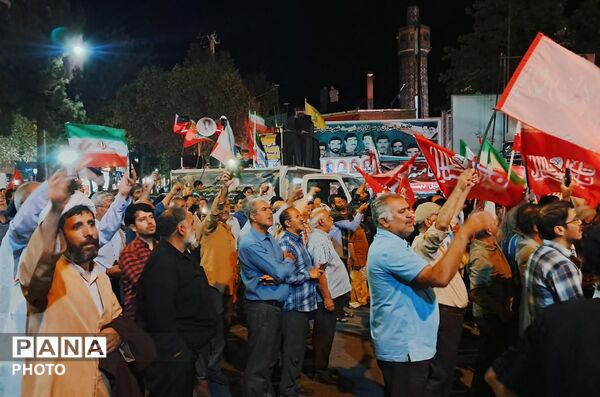 نمایش واقعی پهپادهای کرار و شاهد ۱۳۶ در اجتماع بزرگ مردمی شهرستان شیروان
