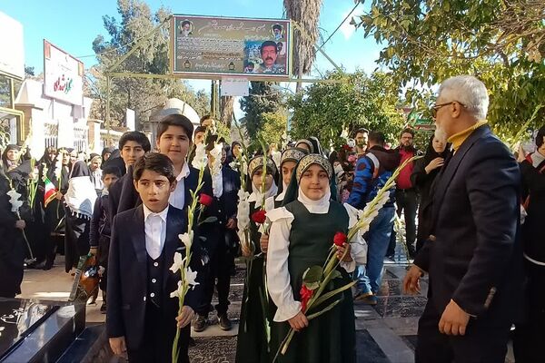 گل‌های سپاس بر مزار قهرمانان شیراز