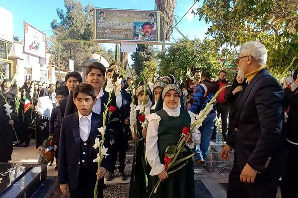 گل‌های سپاس بر مزار قهرمانان شیراز