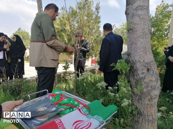 نهال کاری در فاروج به یاد دانش‌آموزان میناب 