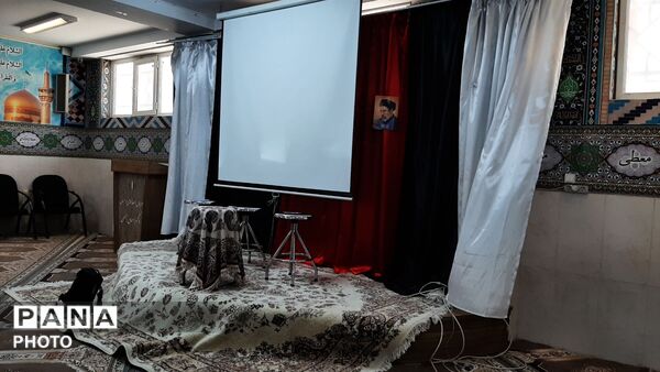 جلوه هایی از اجرای هنرهای نمایشی دانش‌آموزان در دبیرستان اسحاق حسینی قم