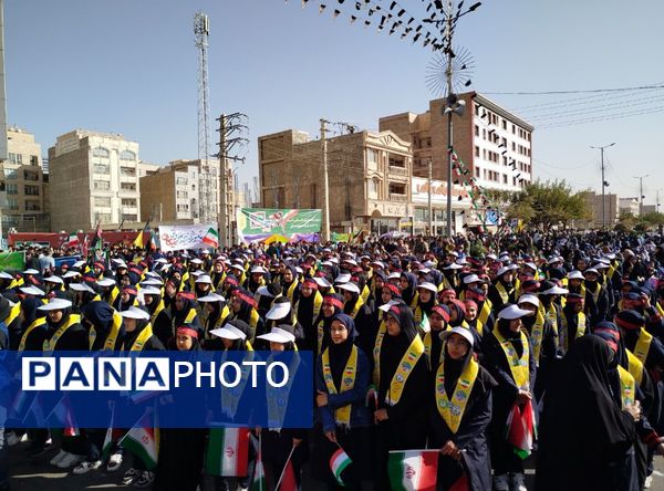 برگزاری مراسم راهپیمایی سیزده آبان با حضور دانش‌آموزان و مسئولین در ملارد