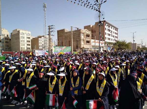 برگزاری مراسم راهپیمایی سیزده آبان با حضور دانش‌آموزان و مسئولین در ملارد