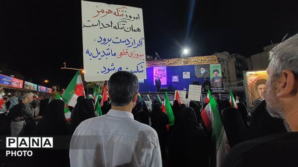 حضور گسترده مردم در تجمعات شبانه عید قربان در میدان جمهوری اسلامی 