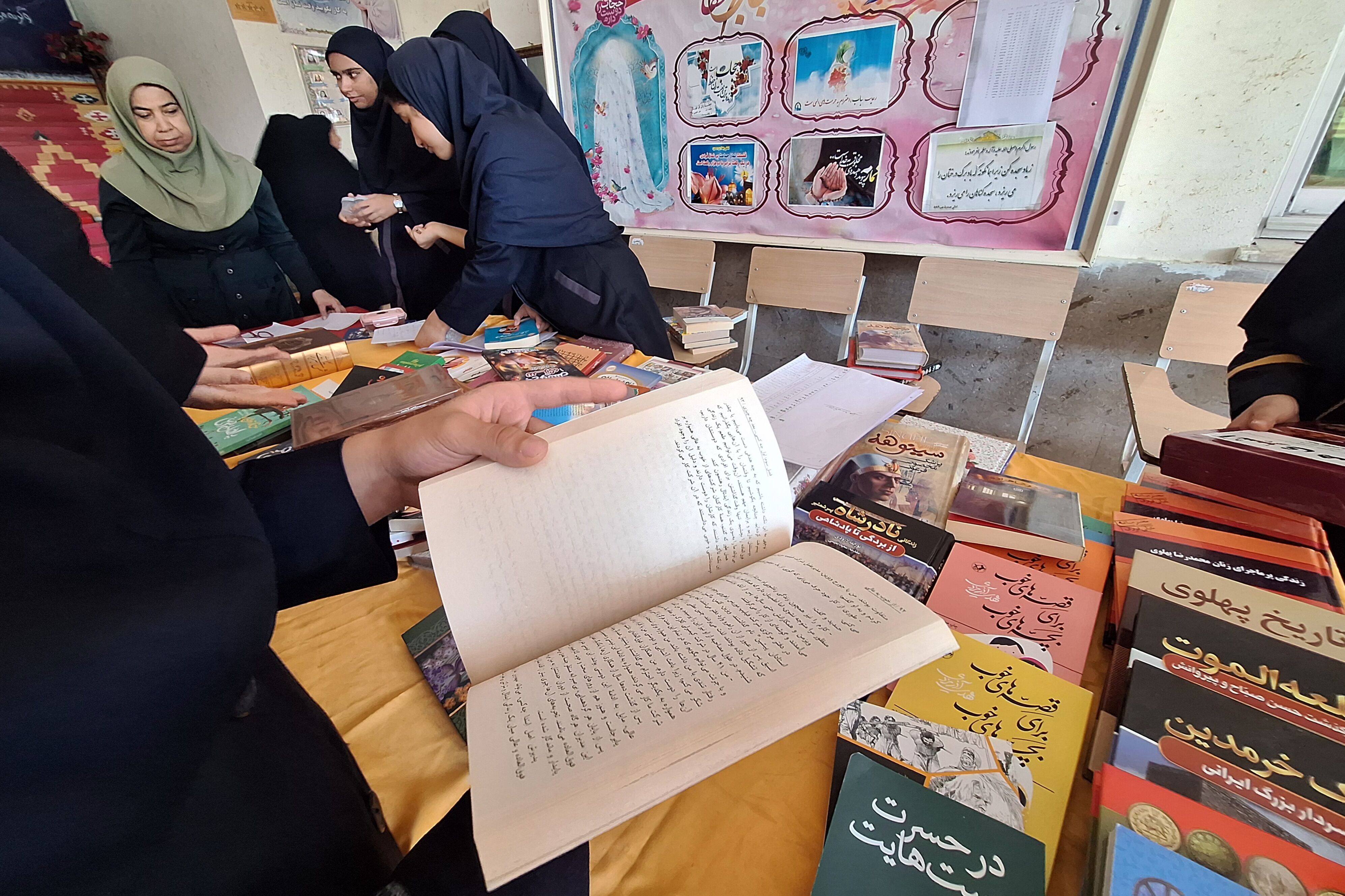 نمایشگاه کوچک کتاب در مدرسه 