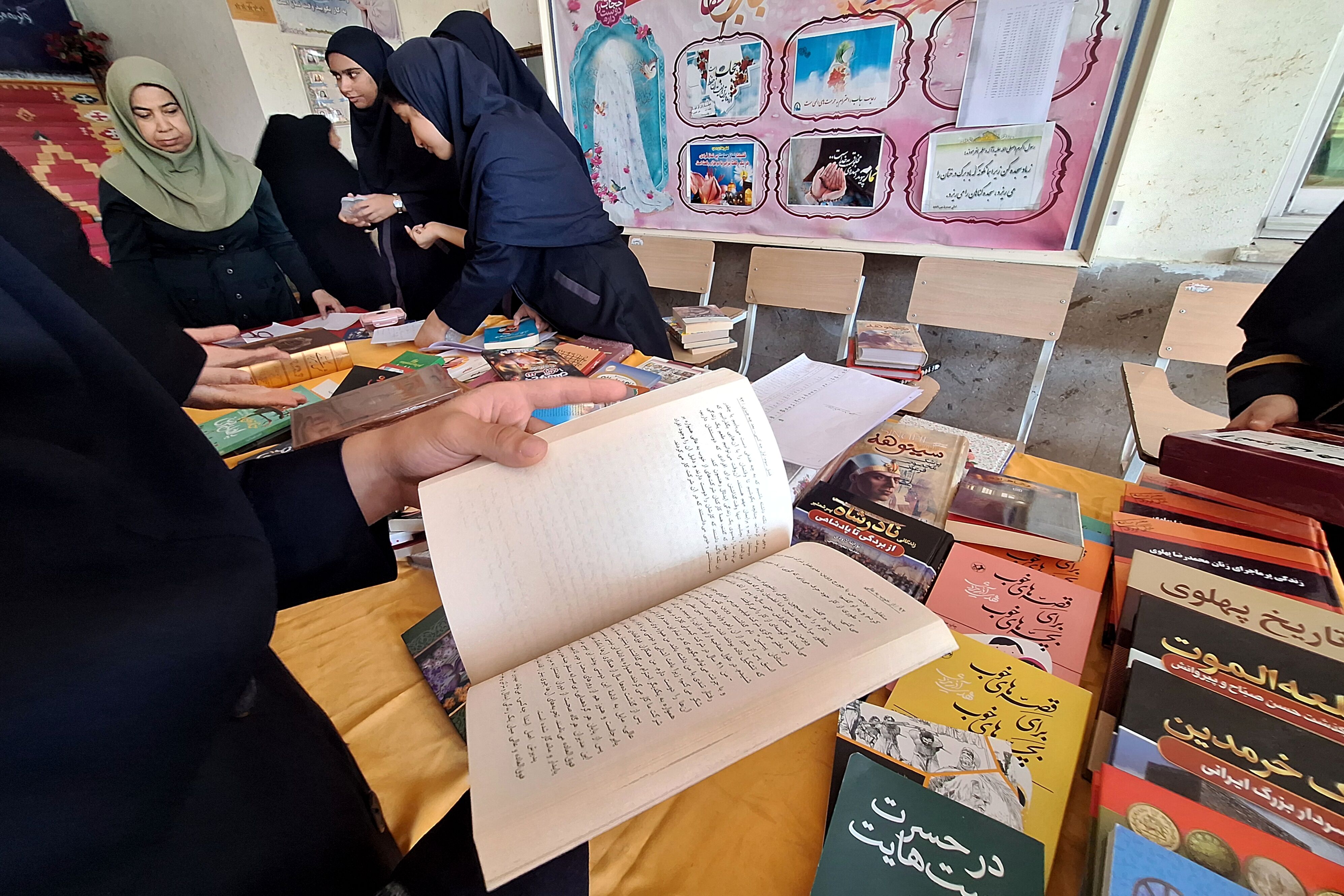 نمایشگاه کوچک کتاب در مدرسه 