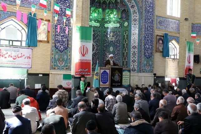 حضور فرهنگیان مردم روزه دار و متدین در نمازجمعه شهرستان ملارد