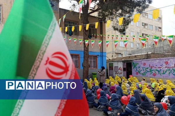 نمایشگاه آثار هنری دانش‌آموزان در دبستان نرجس بهارستان‌دو