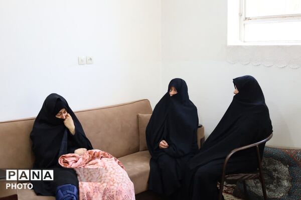 دیدار مسئولین با خانواده ی شهیده فاطمه موحدان