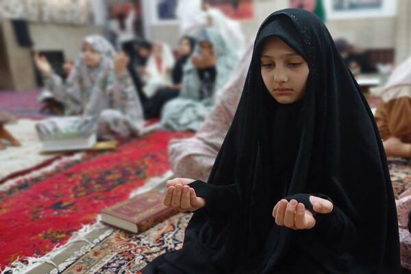 قرائت دعای ام داوود توسط معتکفین دختر 