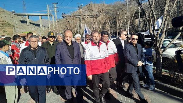 بازدید دبیرکل جمعیت هلال احمر کشور از غرفه‌های خدمت‌رسانی شهر کرج در نوروز 