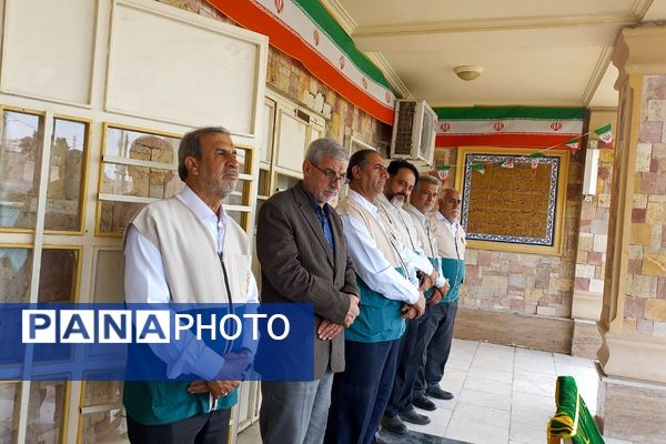 عطر حرم رضوی در دهه کرامت؛ پرچم متبرک امام رضا (ع) در مدرسه سمیه و شاهد فرهنگ