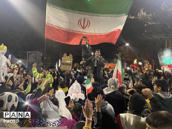  حضور مردم باخرز در آیین دشمن‌سوزی چهارشنبه‌سوری آخر سال