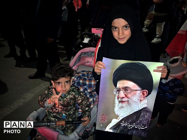 کودکان و جوانان انقلابی کاشمر در میدان خیابان