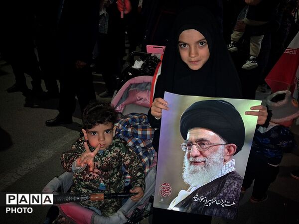 کودکان و جوانان انقلابی کاشمر در میدان خیابان