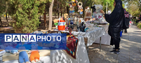 نمایشگاه محصولات دستی بانوان در بوستان نرگس قم