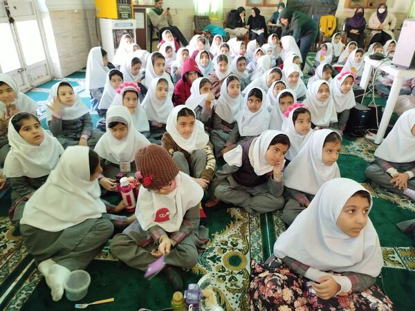 اکران انیمیشن یوز ایرانی در نماز خانه دبستان دخترانه نرجس یک و دو 