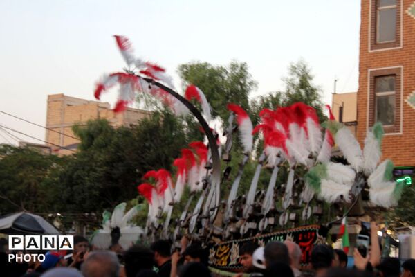 ورامین بار دیگر در سوگ اسارت؛ کاروان نمادین کربلا در خیابان‌های ورامین به حرکت درآمد