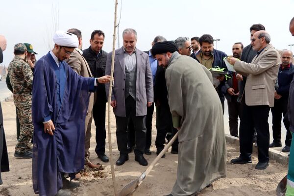 کاشت درخت به یاد شهدا در محمدشهر 
