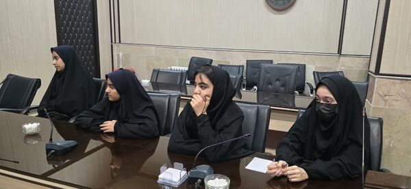 نشست مدیر آموزش‌ و پرورش با اعضای شورای دانش‌آموزی متوسطه اول