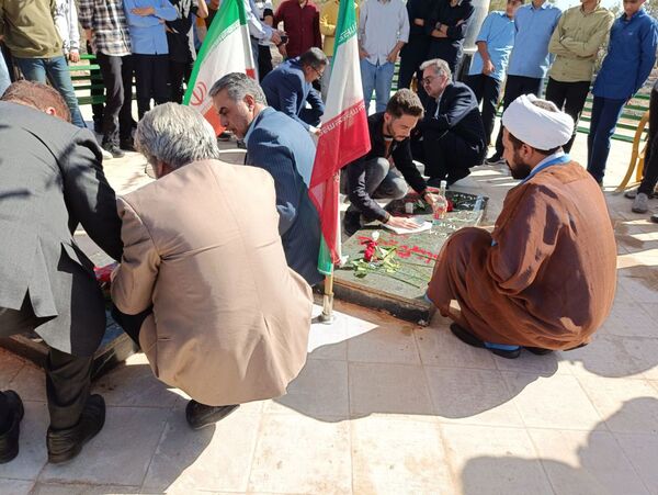 غبارروبی مزار شهدای گمنام دانشگاه آزاد اسلامی واحد کاشمر 