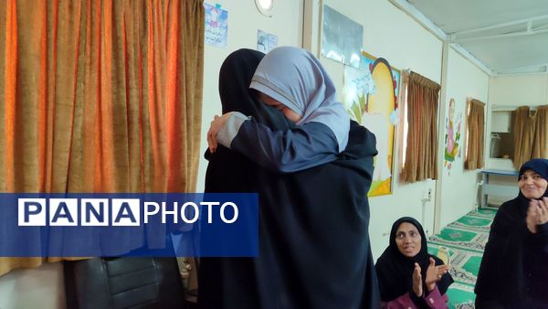 تقدیر از دانش آموزان فعال و تکریم همسر و فرزندان شهدای دبستان شاهد حاج تقی آقا بزرگ مشهد