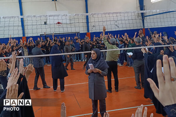 بازدید مدیرکل آموزش و پرورش خراسان شمالی از تمرین سرود «رهبر شهیدم» دانش‌آموزان بجنوردی