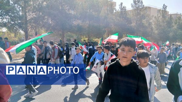 راهپیمایی 13 آبان دانش‌آموزان و مسئولین شهر مهستان
