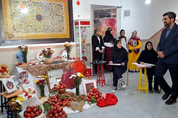 بازدید معاون پرورشی و فرهنگی اداره‌کل شهرستانهای استان تهران از جشنواره انار در هنرستان ام‌البنین ورامین