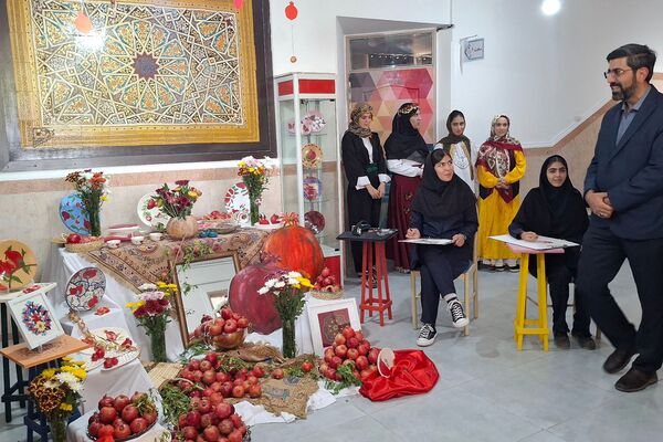 بازدید معاون پرورشی و فرهنگی اداره‌کل شهرستانهای استان تهران از جشنواره انار در هنرستان ام‌البنین ورامین