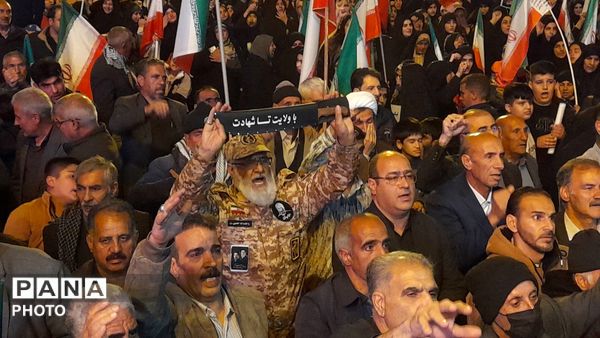 آسمان نورآباد لرستان با حضور پرشور مردم در هفتاد و پنجمین شب بیعت رهبری روشن شد