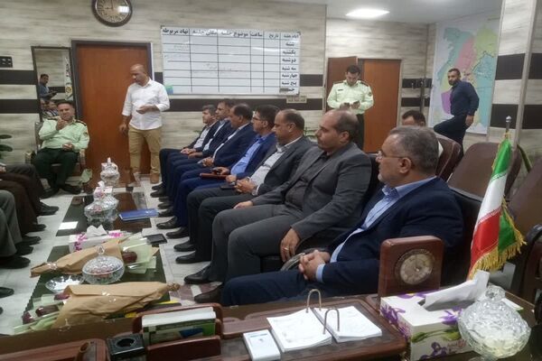 اهدای گل دانش‌آموزان شادگانی به تامین‌‌کنندگان آسایش و امنیت در جامعه