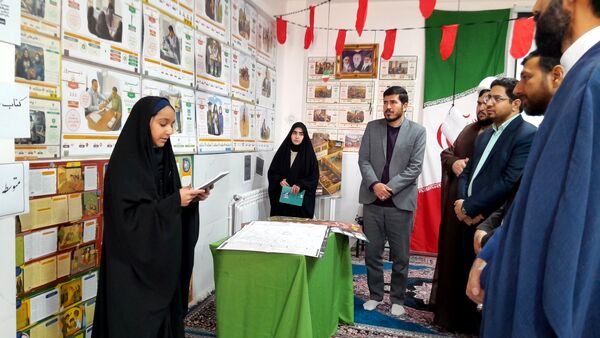 نمایشگاه انقلاب  در آموزشگاه تکتم