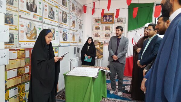 نمایشگاه انقلاب  در آموزشگاه تکتم