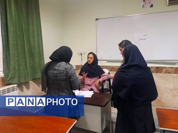 جلسه اولیا مربیان و تحویل کارنامه در دبیرستان سرافرازان