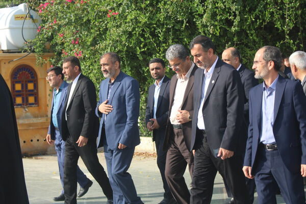 عطر افشانی مزار مطهر شهدای فرهنگی و دانش‌آموز شهرستان بوشهر  