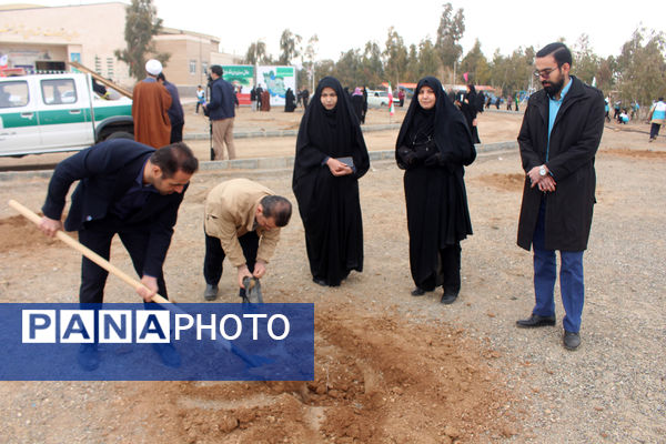 جلوه‌هایی از آیین درختکاری در اردوگاه شهدای 15 خرداد قم