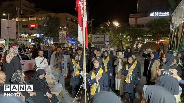 طنین سرود پیشتازان در میادین شهر همصدا با مردم