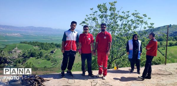 پیاده‌روی اعضای هلال احمر در روستای کشانک