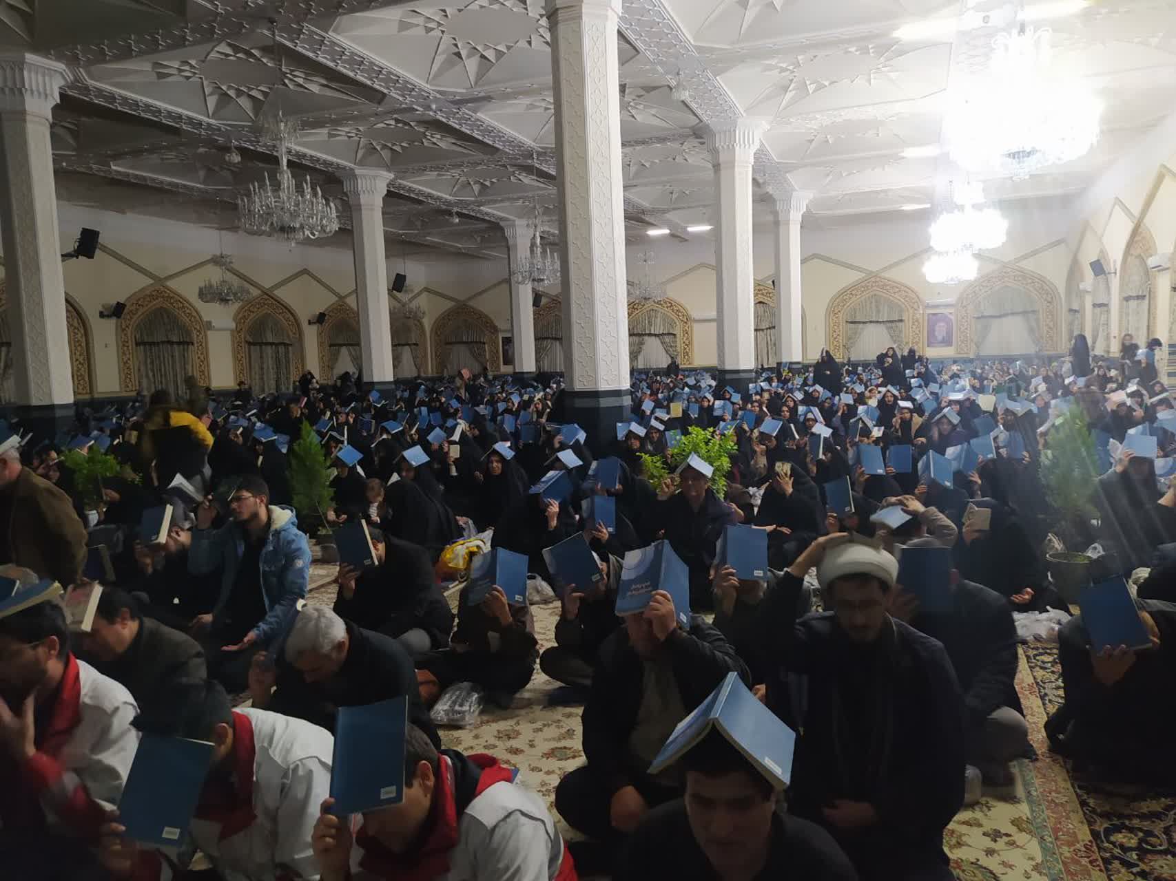 مردم کاشمر در زیارتگاه شهید مدرس قرآن بر سر گرفتند