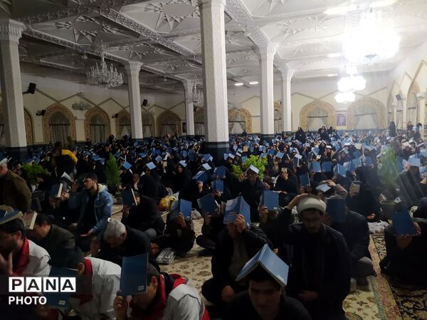 مردم کاشمر در زیارتگاه شهید مدرس قرآن بر سر گرفتند