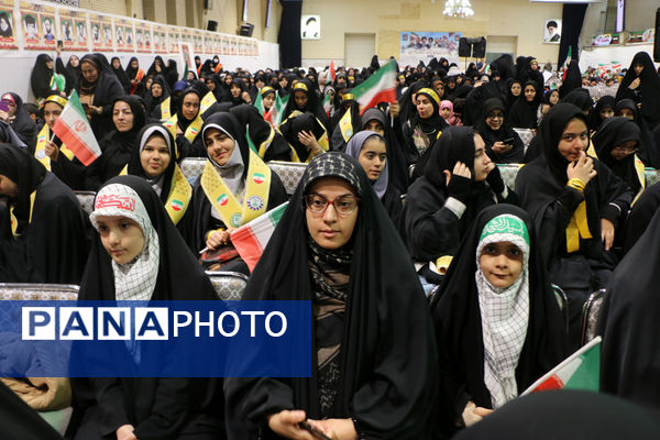 رونمایی کتاب «از مدرسه تا سنگر» در قم