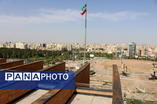 حضور گردشگران روز طبیعت در محوطه باغ‌موزه دفاع مقدس قم