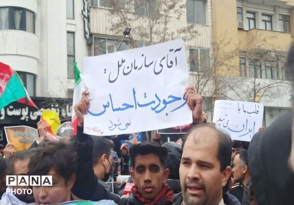 تصاویر حضور مهاجران مسلمان در مشهد؛ همبستگی با ملت ایران در سوگ امام خامنه‌ای (ره)