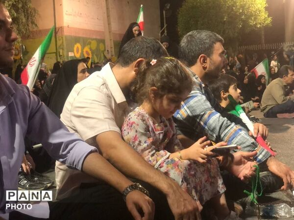 از تجمع تا ایستادگی؛ حضور مردم در چهارراه بعثت برای دفاع از ایران