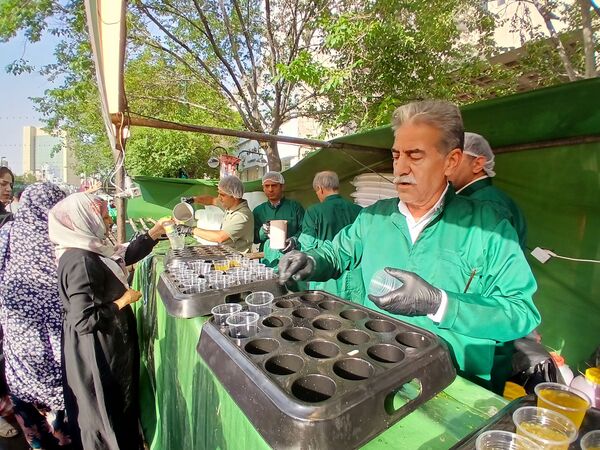 مردم شهر مشهد در روز ولادت امام رضا به خوبی از مردم پذیرایی کردند