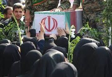 خانواده شهید کرمی به استقبال مسافر گمنام شهر آمدند